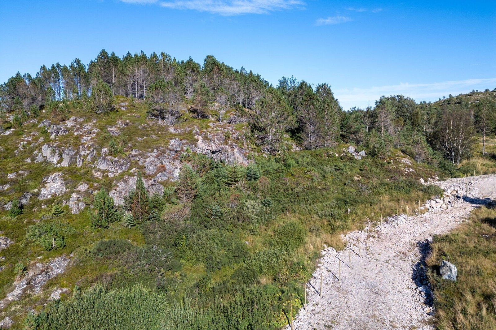 Tomta kan skilte med upåklagelige sol- og utsiktsforhold. Iflg. Geodata er soloppgang 05:56 og solnedgang 23.22 21. juni Galleribilde