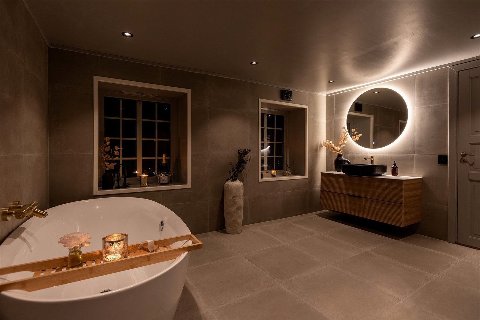 Badet er bl.a. utstyrt med badekar Galleribilde