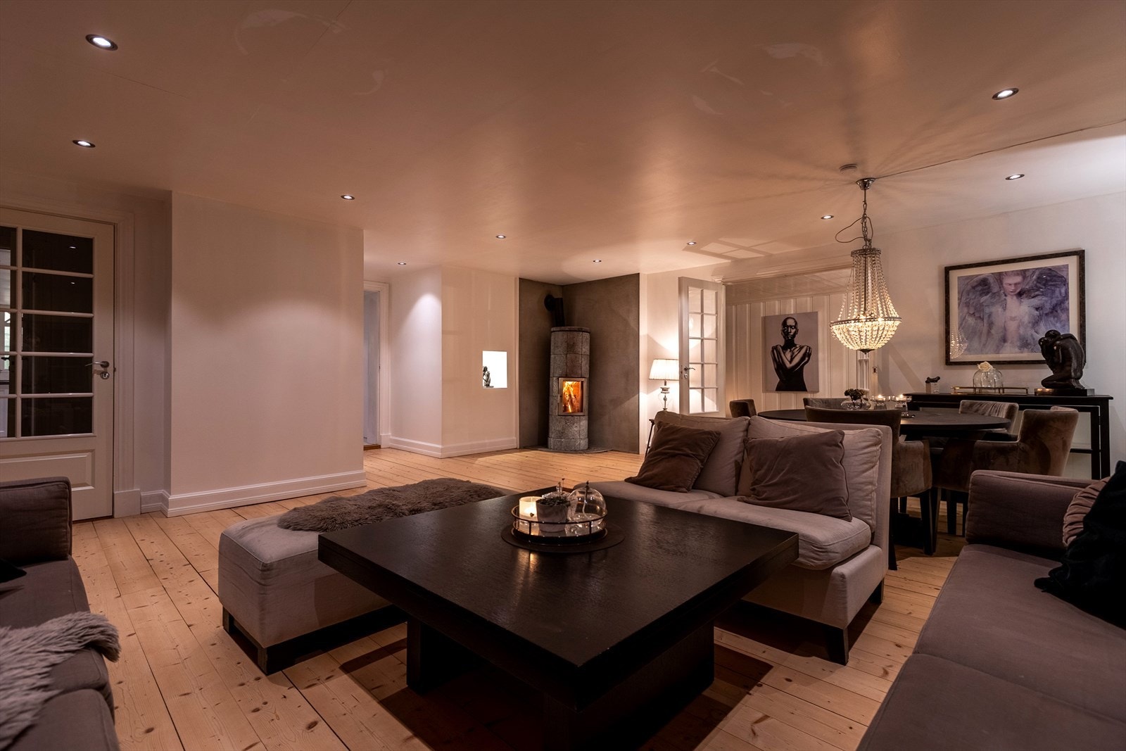 Det er ustrakt bruk av downlights i boligen Galleribilde