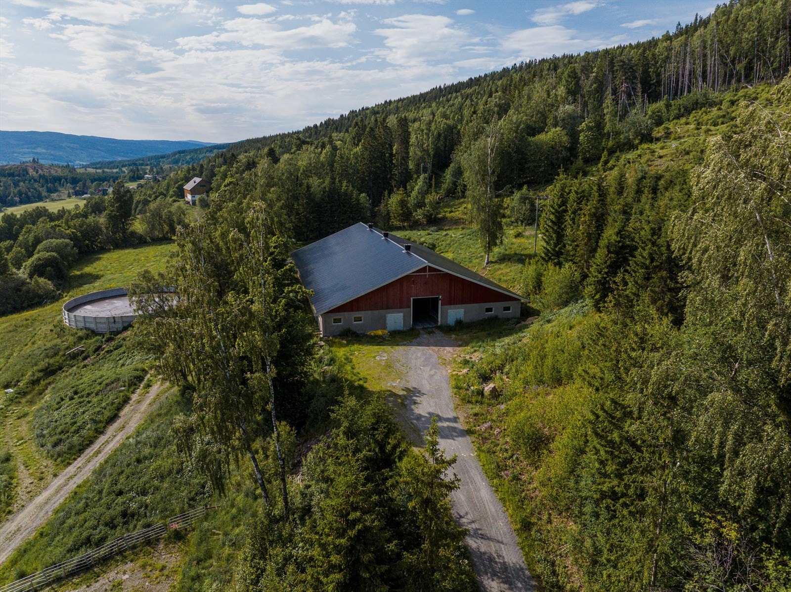 Driftsbygning for ammeku, oppført 2018 i én etasje, BTA ca. 1096 kvm. Galleribilde