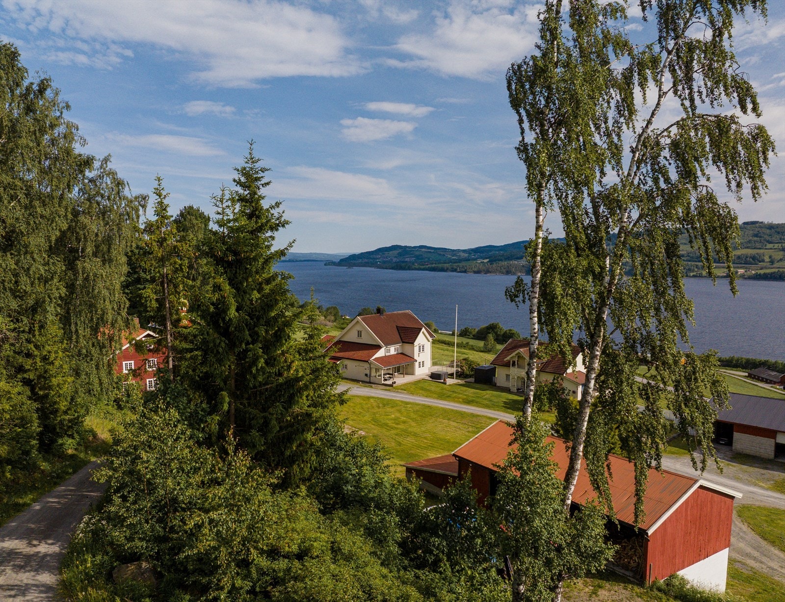 Hovedbygning, sidebygning, stabbur, drengestue, garasje og verksted/skåle omkranser selve tunet, og husene ligger på pynten med vidstrakt utsikt utover bl.a. Mjøsa Galleribilde