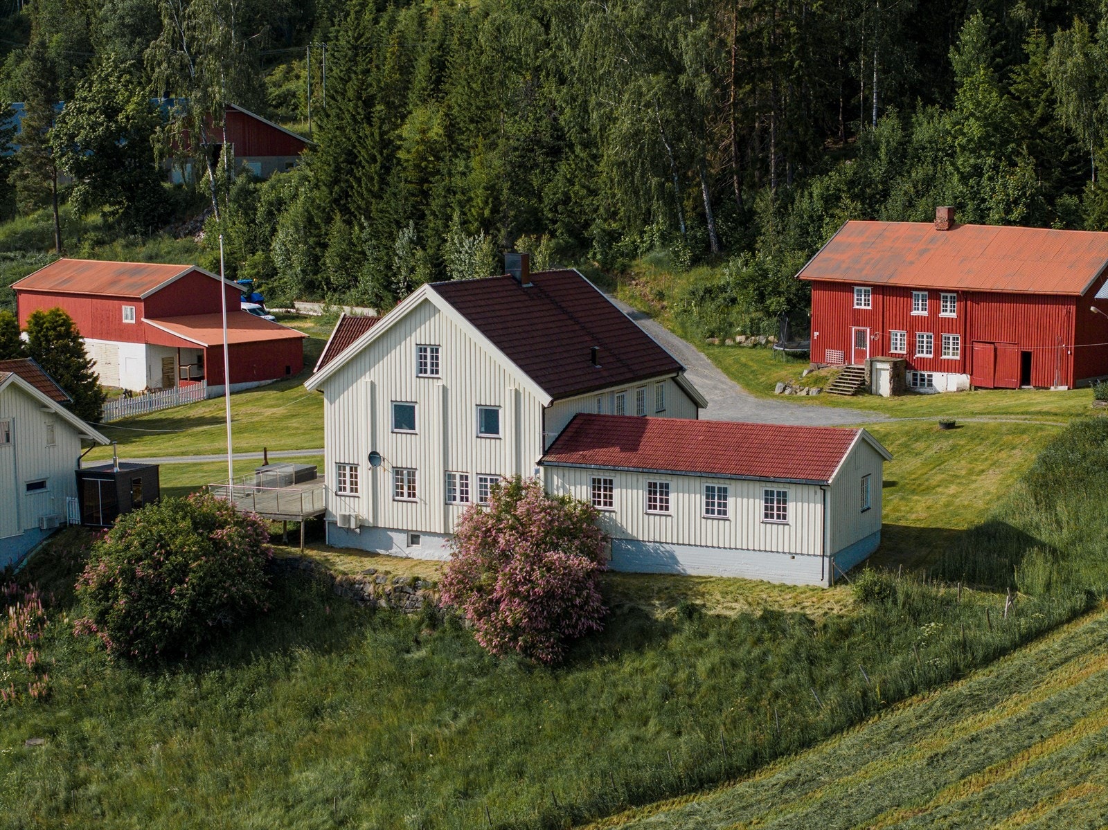 Våningshuset fra midten av 1800-tallet har vært gjenstand for omfattende rehabilitering og modernisering senere år, og byr på god bostandard Galleribilde