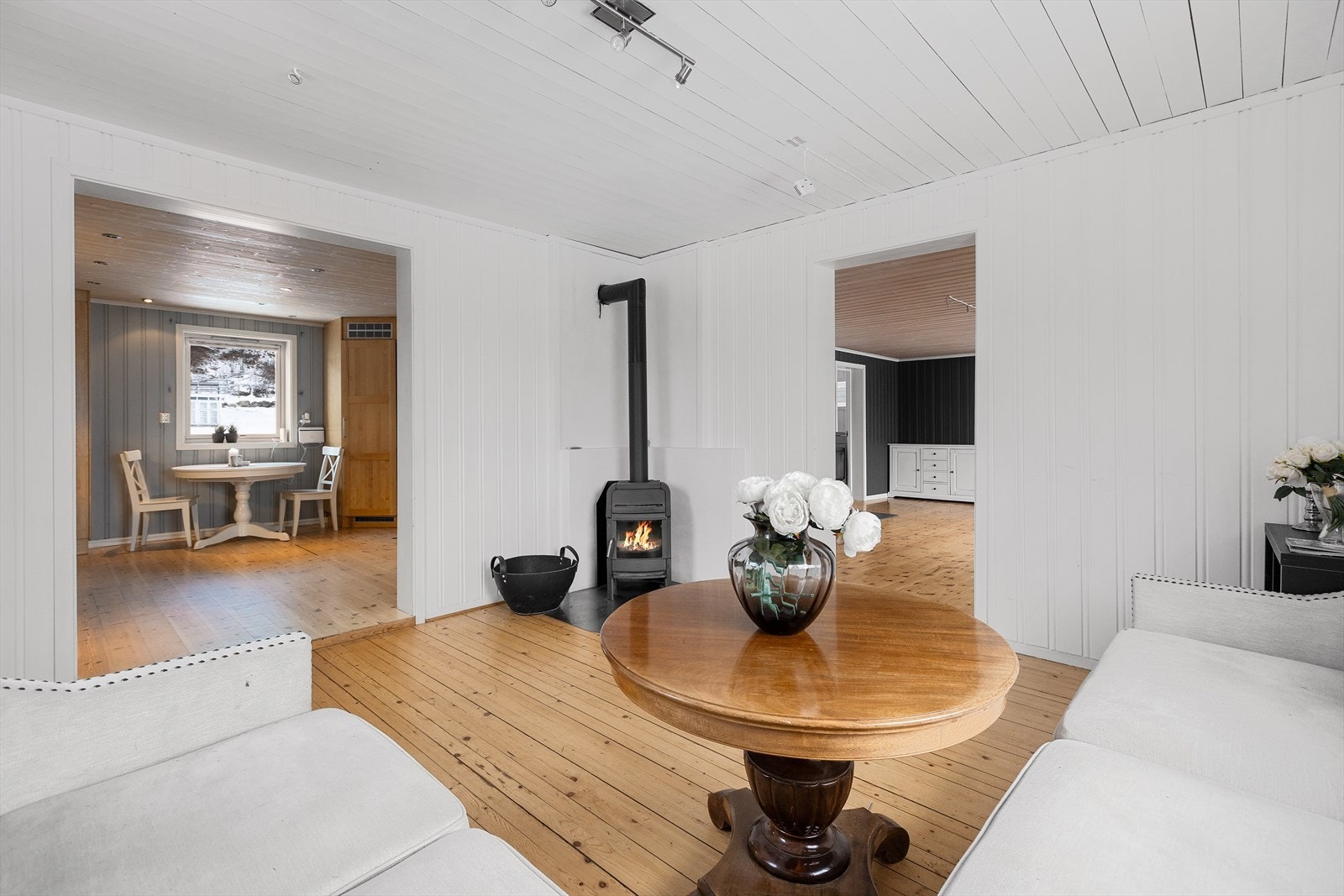 Stue med peisovn i kårboligen Galleribilde