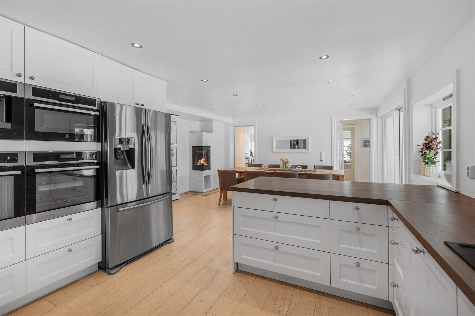 Kjøkkenet i hovedhuset er i fra 2018 Galleribilde