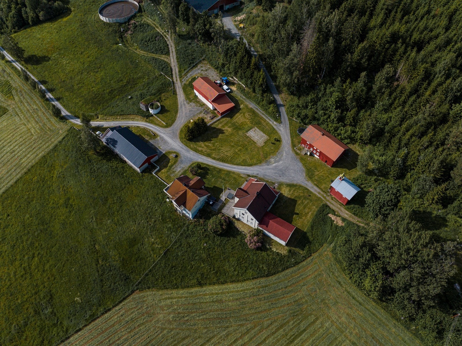 Eiendommen har et totalareal på 1519,8 daa. Galleribilde