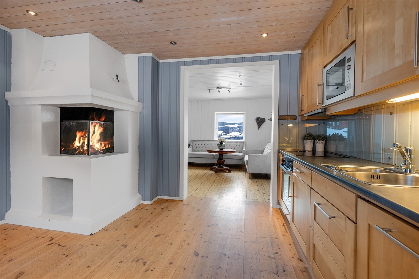 Kjøkken med peis i kårboligen Galleribilde