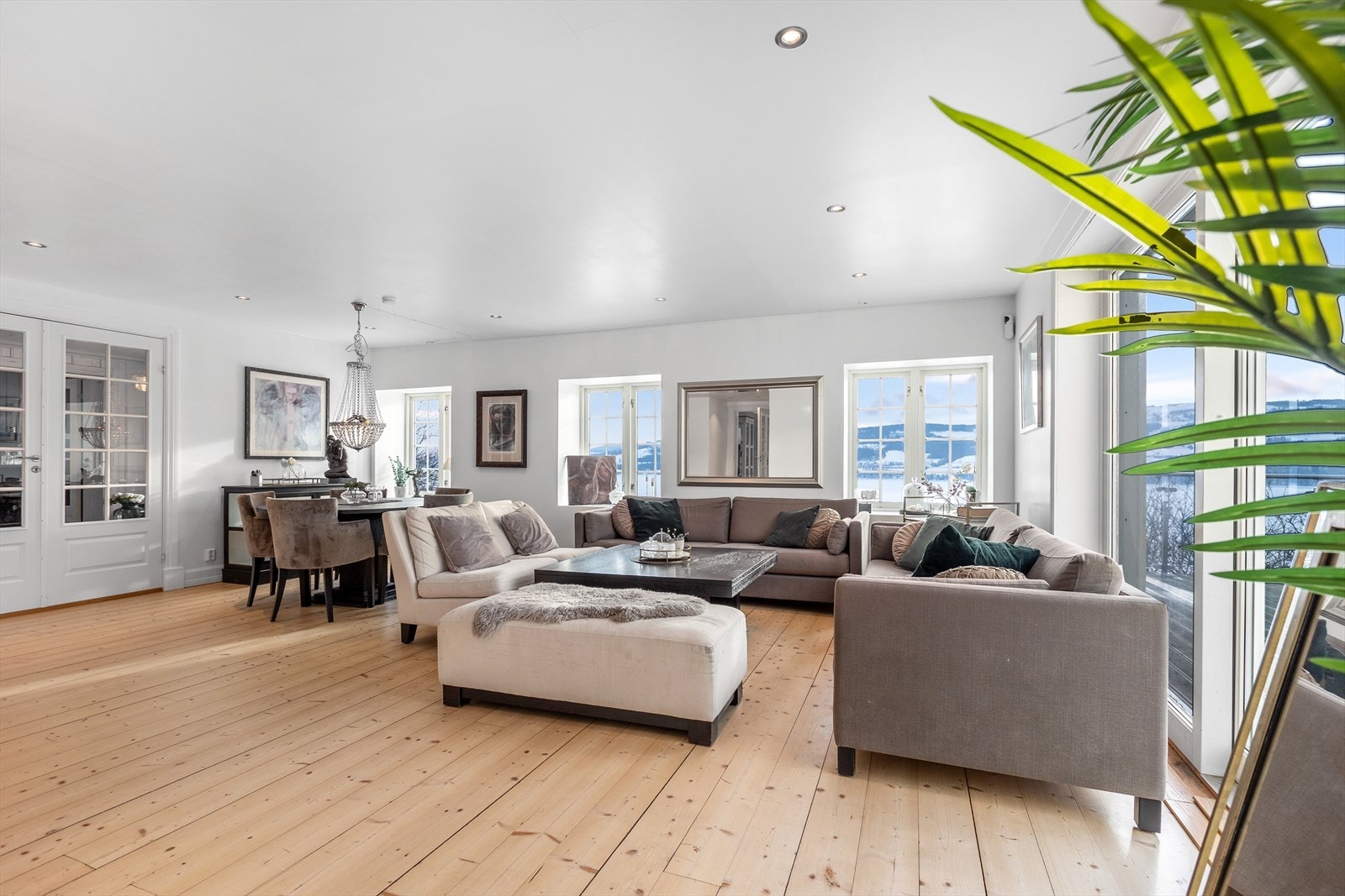 Boligen har flere stuer og mange soner så her trenger man ikke gå i veien for hverandre Galleribilde