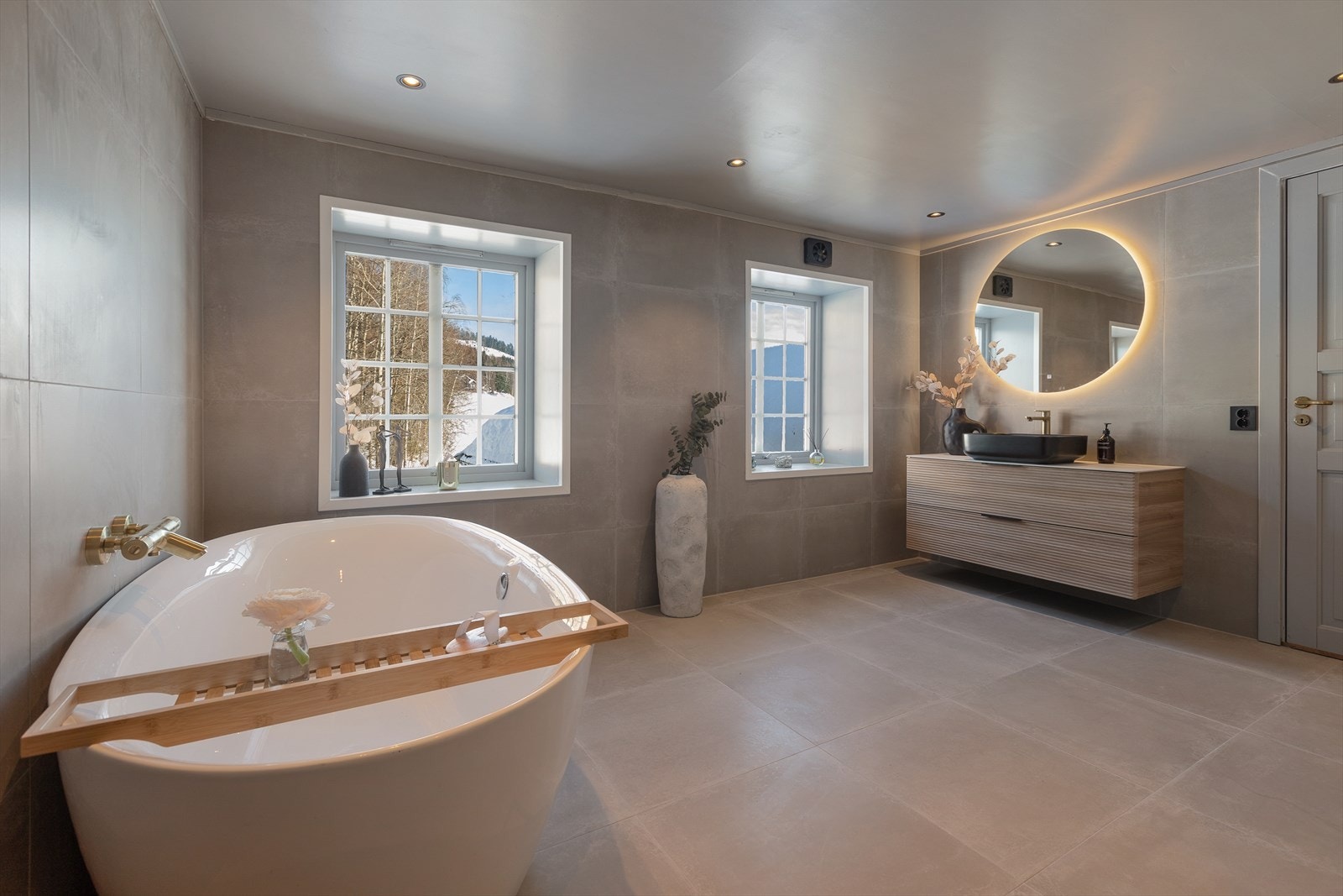 Det er tidsriktige bad i våningshuset Galleribilde