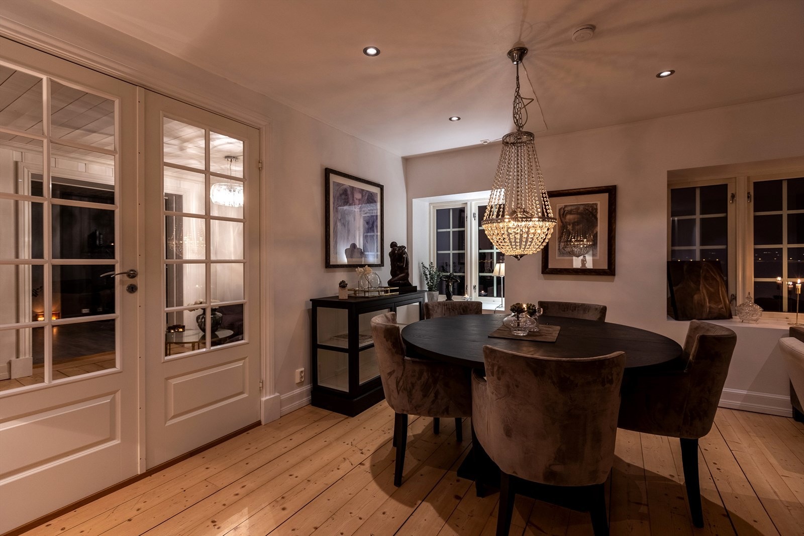 Boligen fremstår med en moderne standard Galleribilde