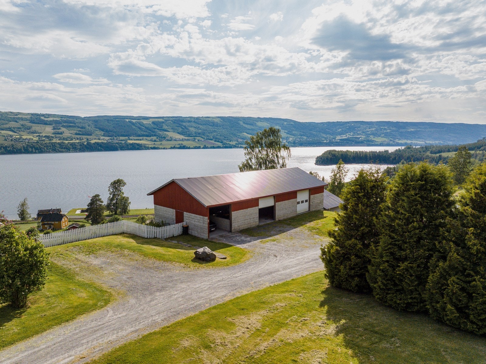 Det er fulldyrka mark på 97,7 daa, innmarksbeite 32 daa. og produktiv skog 1251,5 daa. Galleribilde