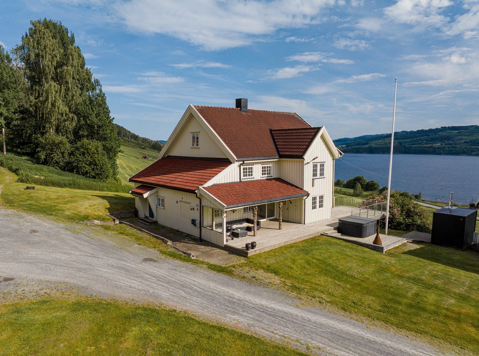 Eiendommen ligger landlig og fint til på solsiden med svært gode utsiktsforhold over Mjøsa Galleribilde