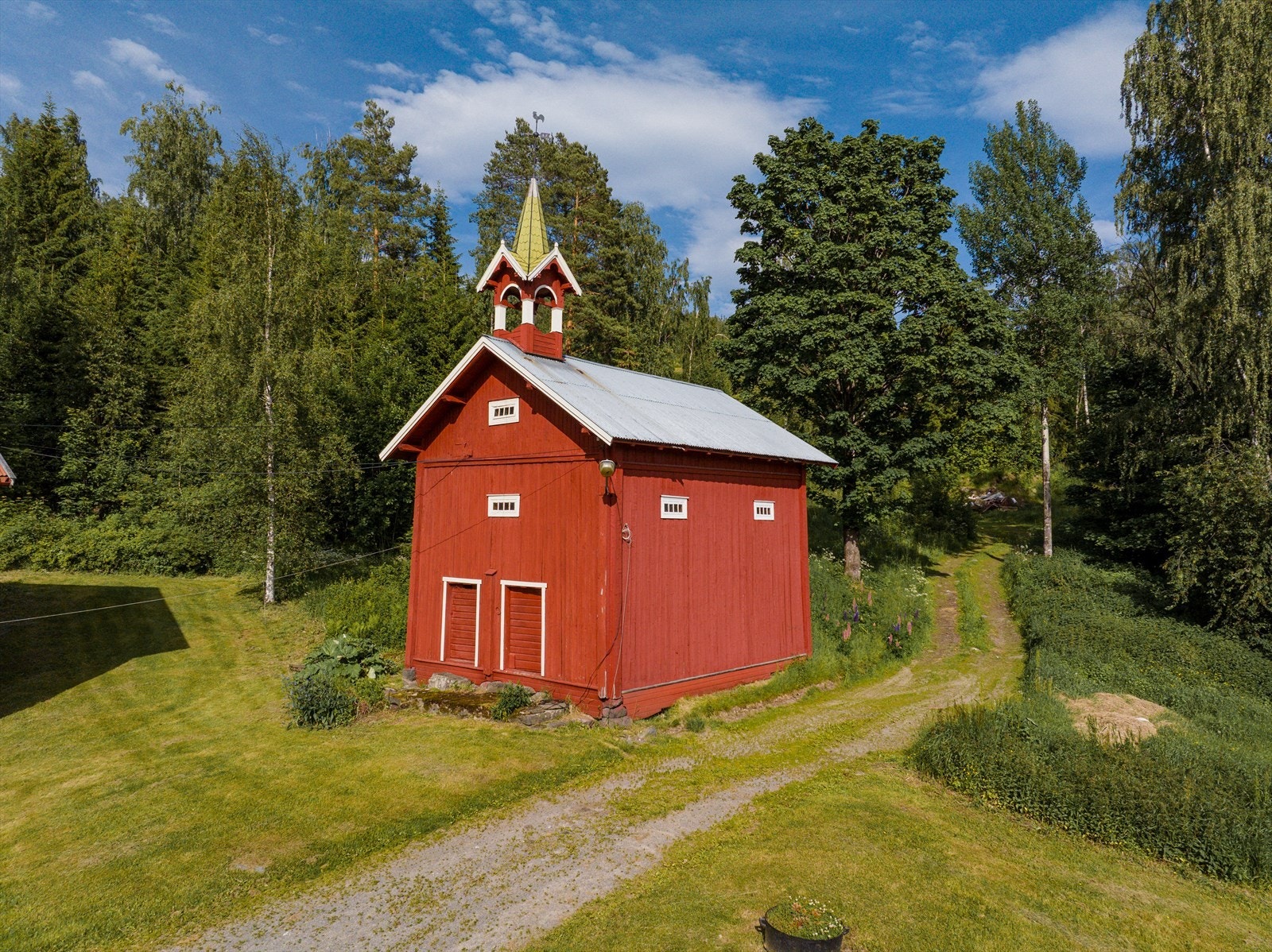 Stabbur, antatt oppført 1700, BTA ca. 86 kvm.
Godt bevart historisk klokketårn Galleribilde