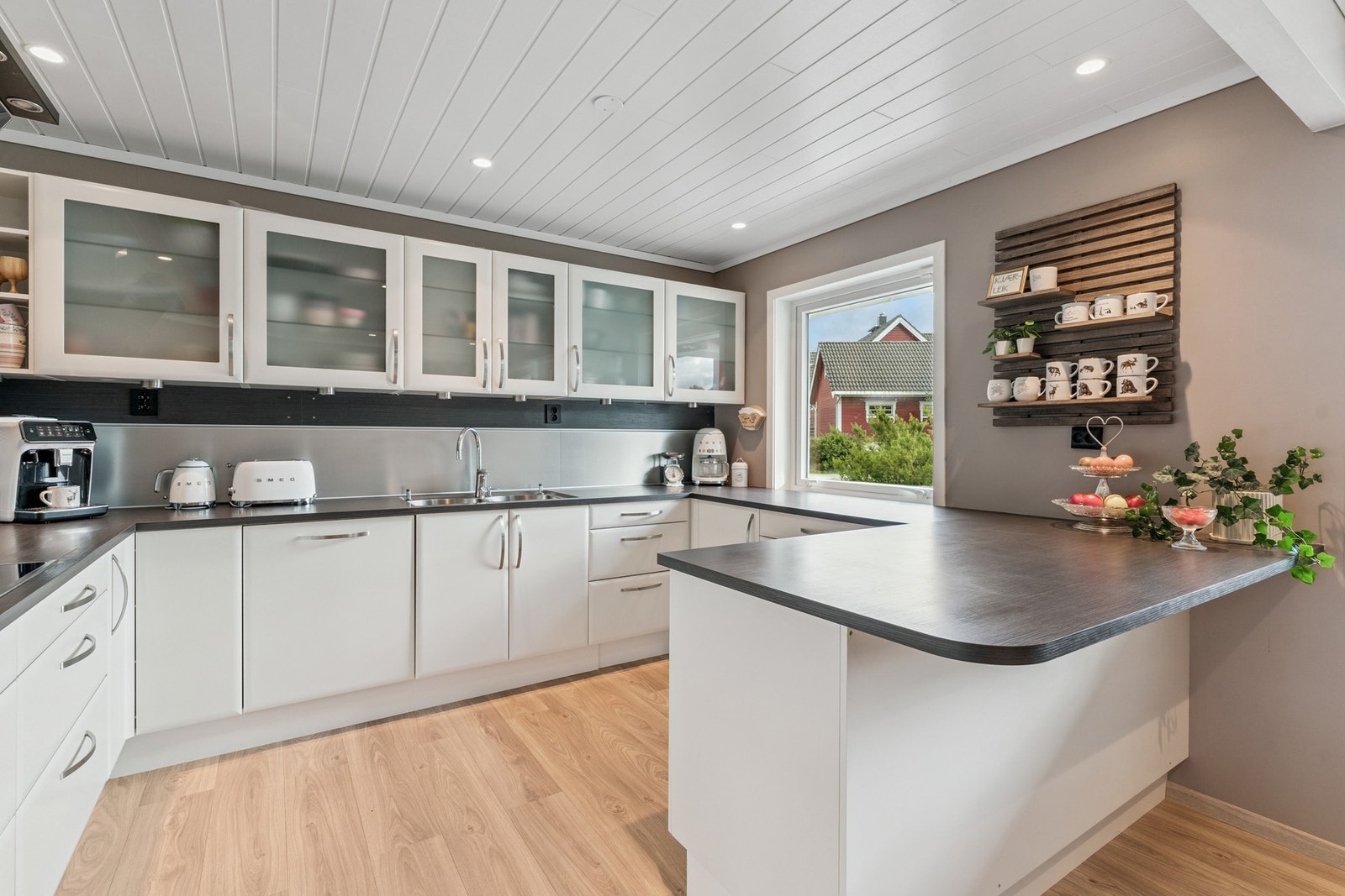 Kjøkkenet har integrert stekeovn, dampovn, kjøleskap og oppvaskmaskin. Galleribilde