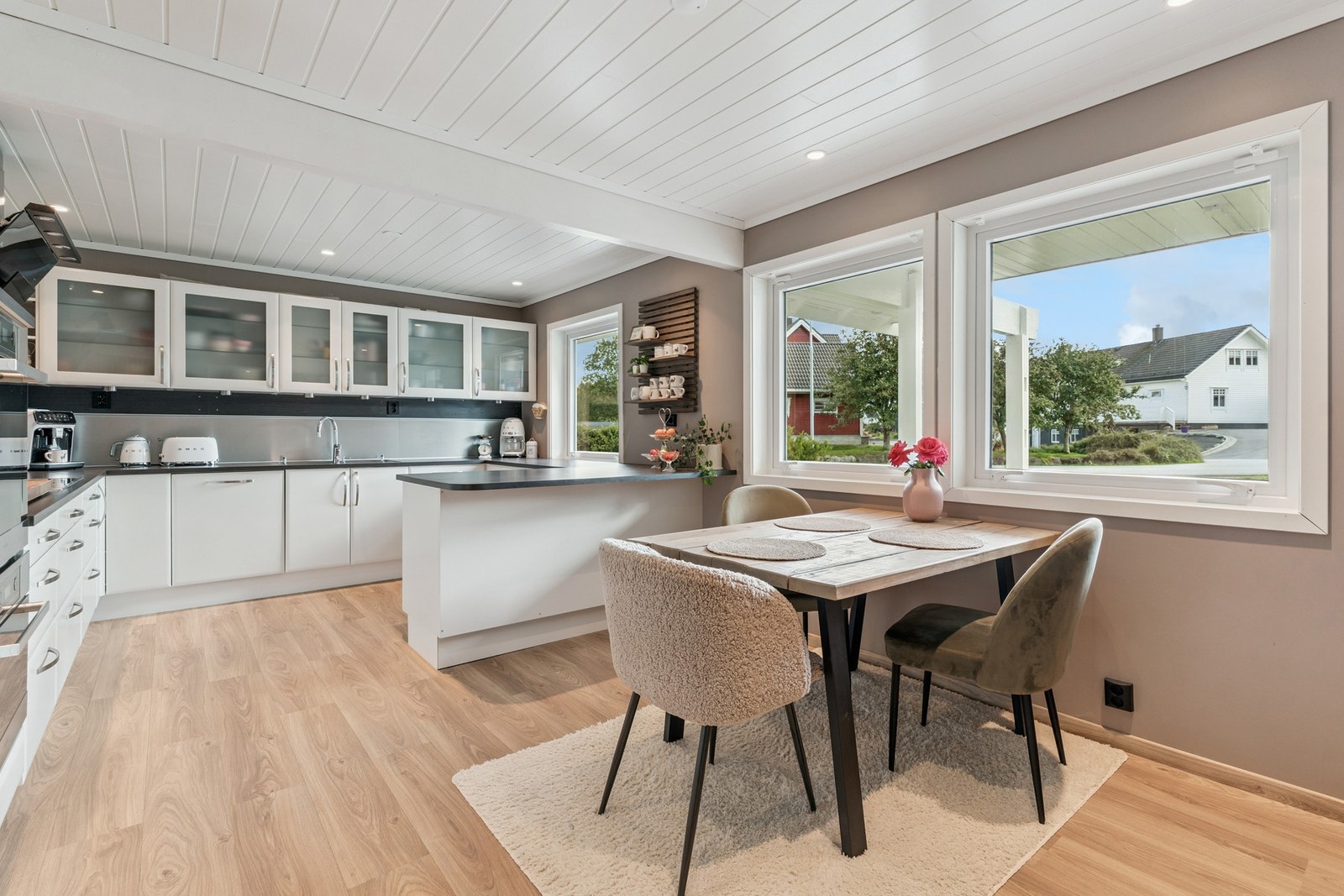 Flott kjøkken fra HTH som er fra 2012. Galleribilde