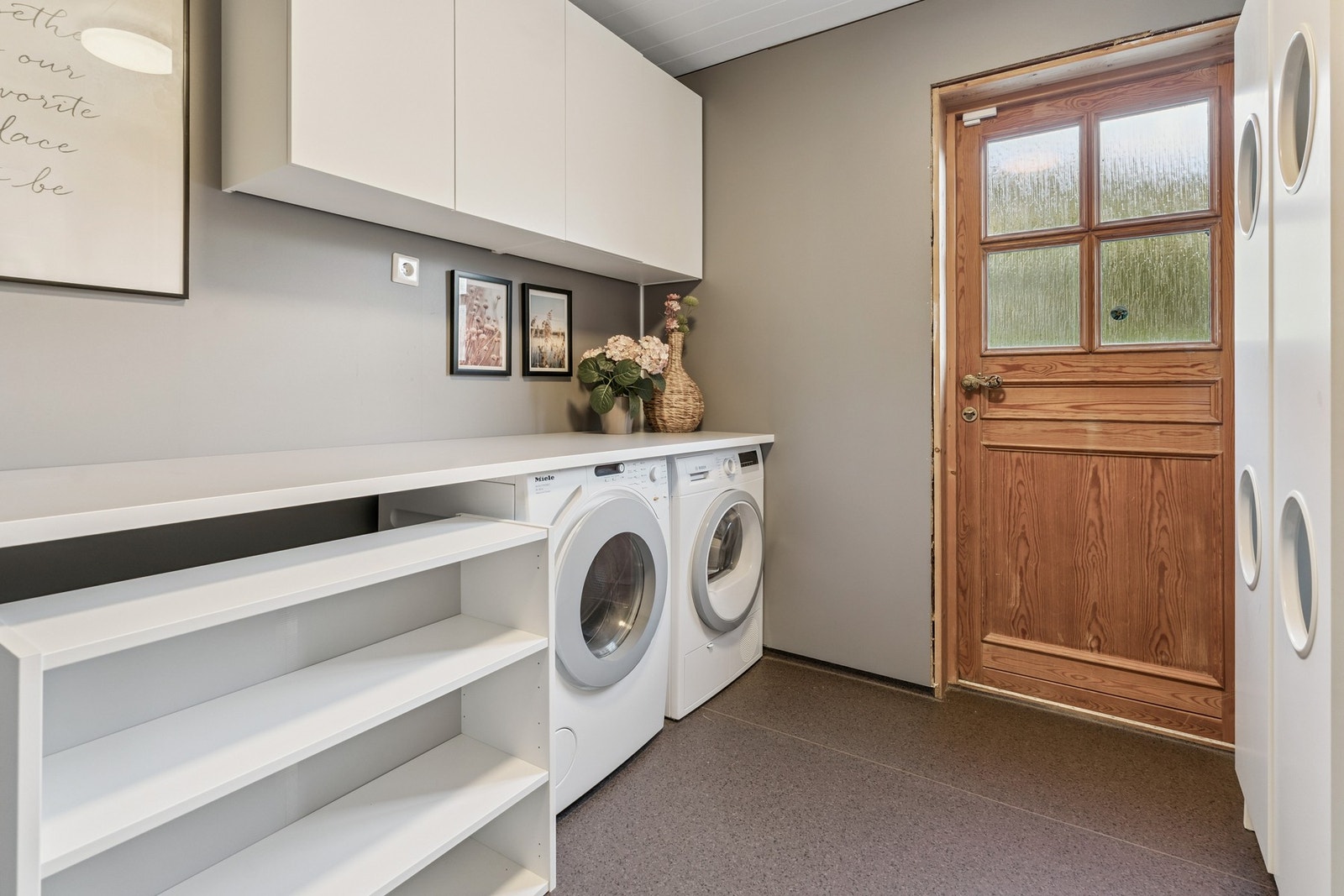 Praktisk vaskerom i hovedetasjen med egen utgang ut. Nye baderomsplater på vegger og våtromsbelegg på gulvet fra 2022. Galleribilde