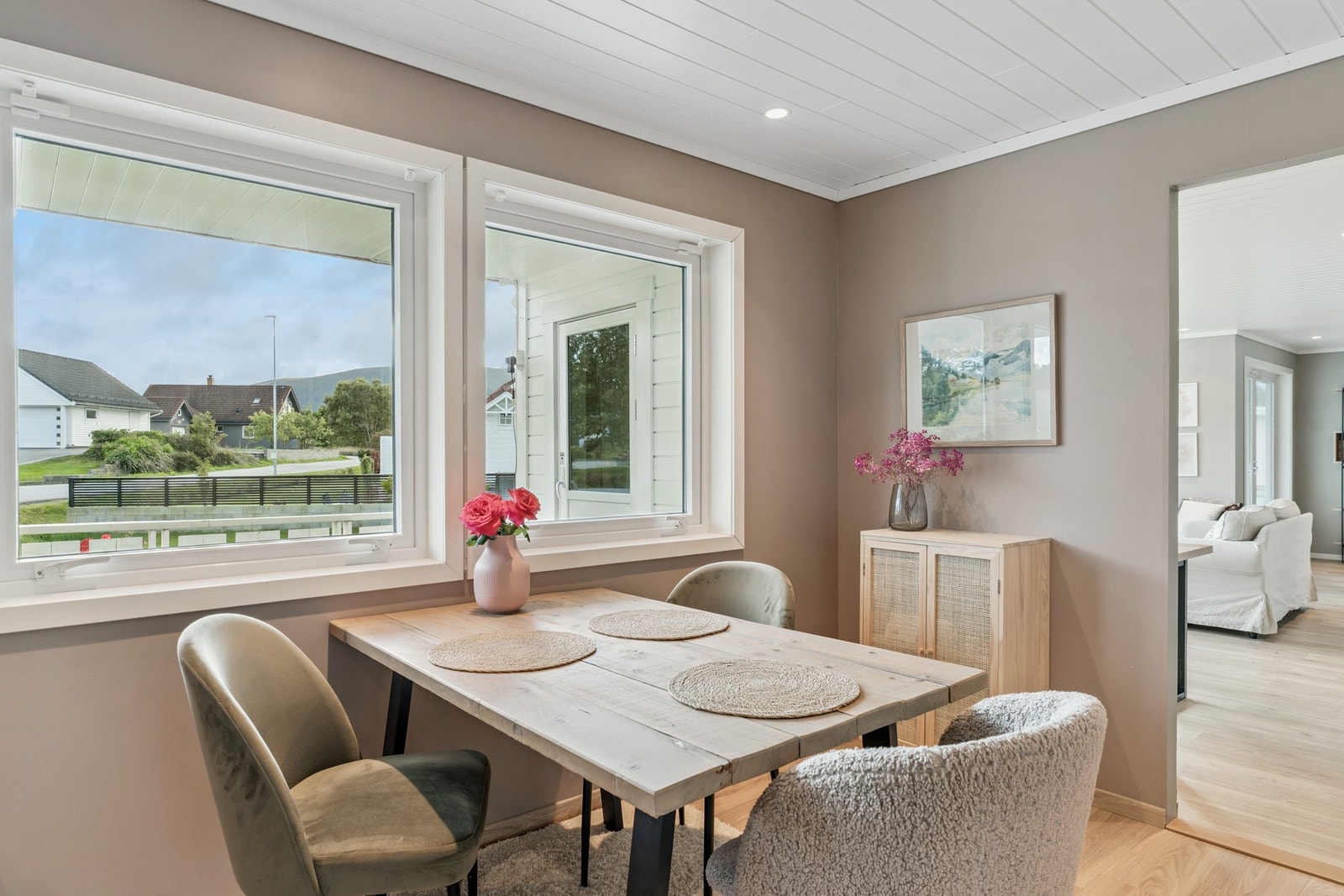 Hyggelig plass på kjøkkenet hvor du kan nyte frokosten! Galleribilde