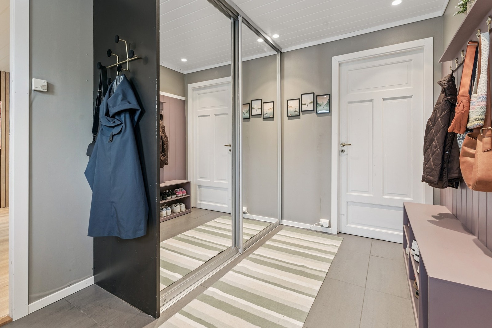 Flislagt gang. Galleribilde