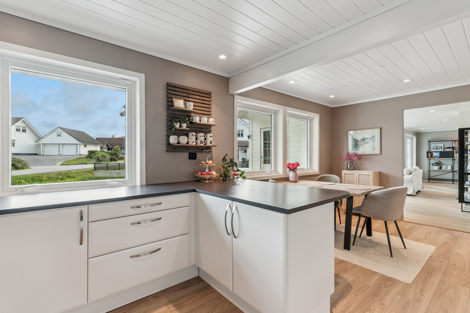 Kjøkken mot stue. Galleribilde