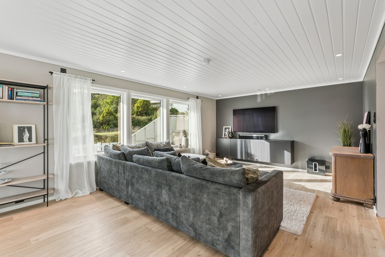 Stuen har plass til flere sofagrupper. Galleribilde