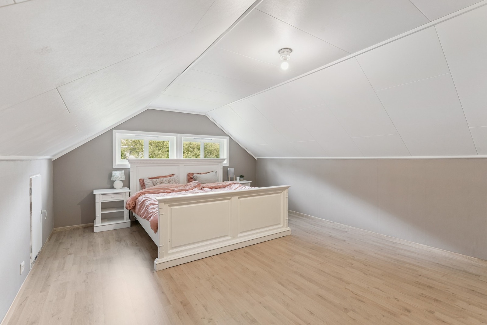 Soverom nr. 3 på loft. Dette er ikke godkjent som soverom da det er inntegnet som disponibelt rom på byggetegninger. Galleribilde