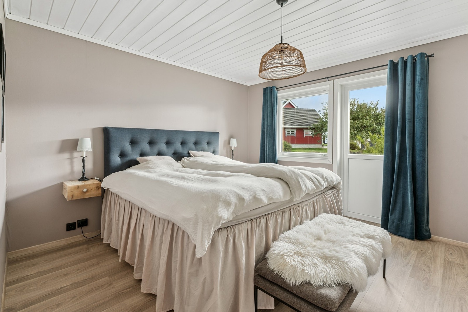 Flott soverom i hovedetasjen med utgang ut. Galleribilde