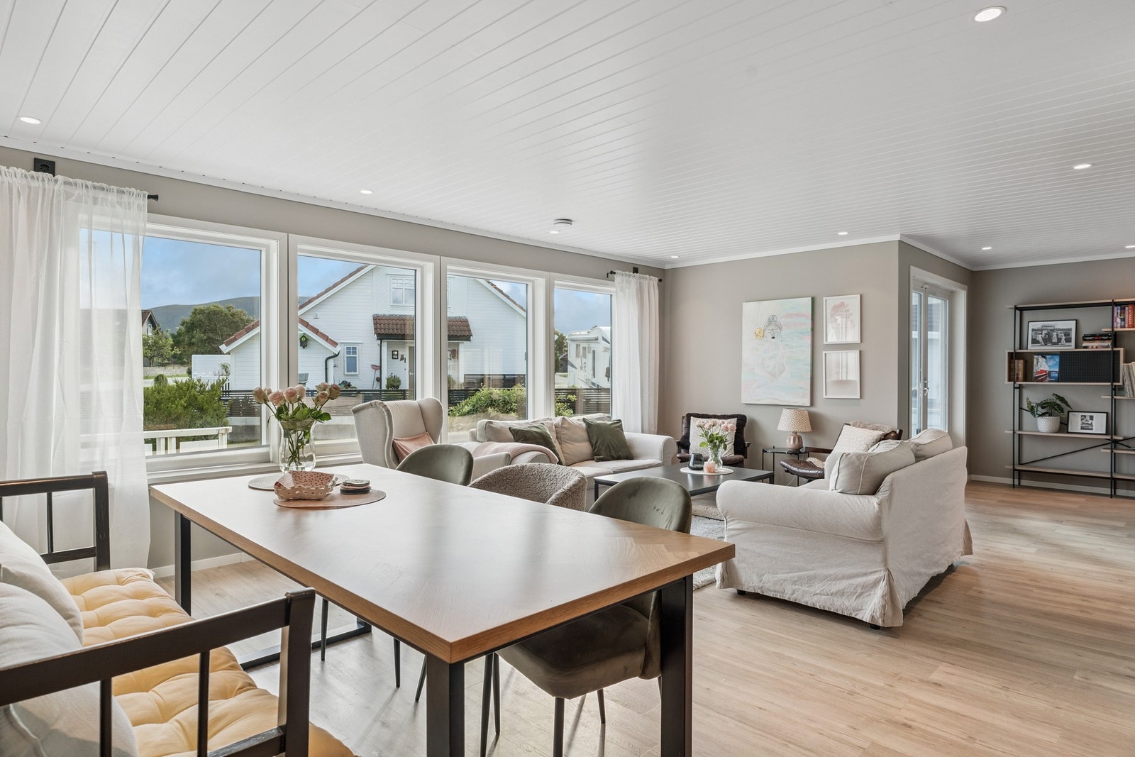 Lys og flott stue med spotter i taket. Galleribilde