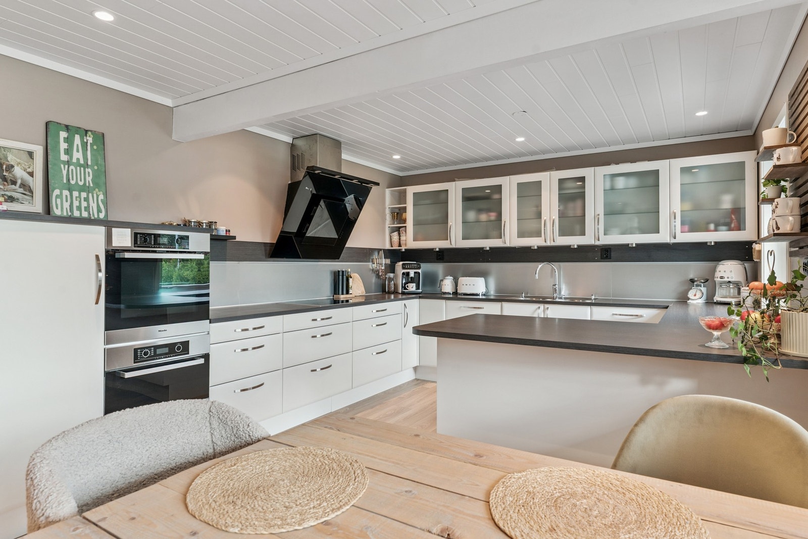 Kjøkken med integrerte hvitevarer. Galleribilde