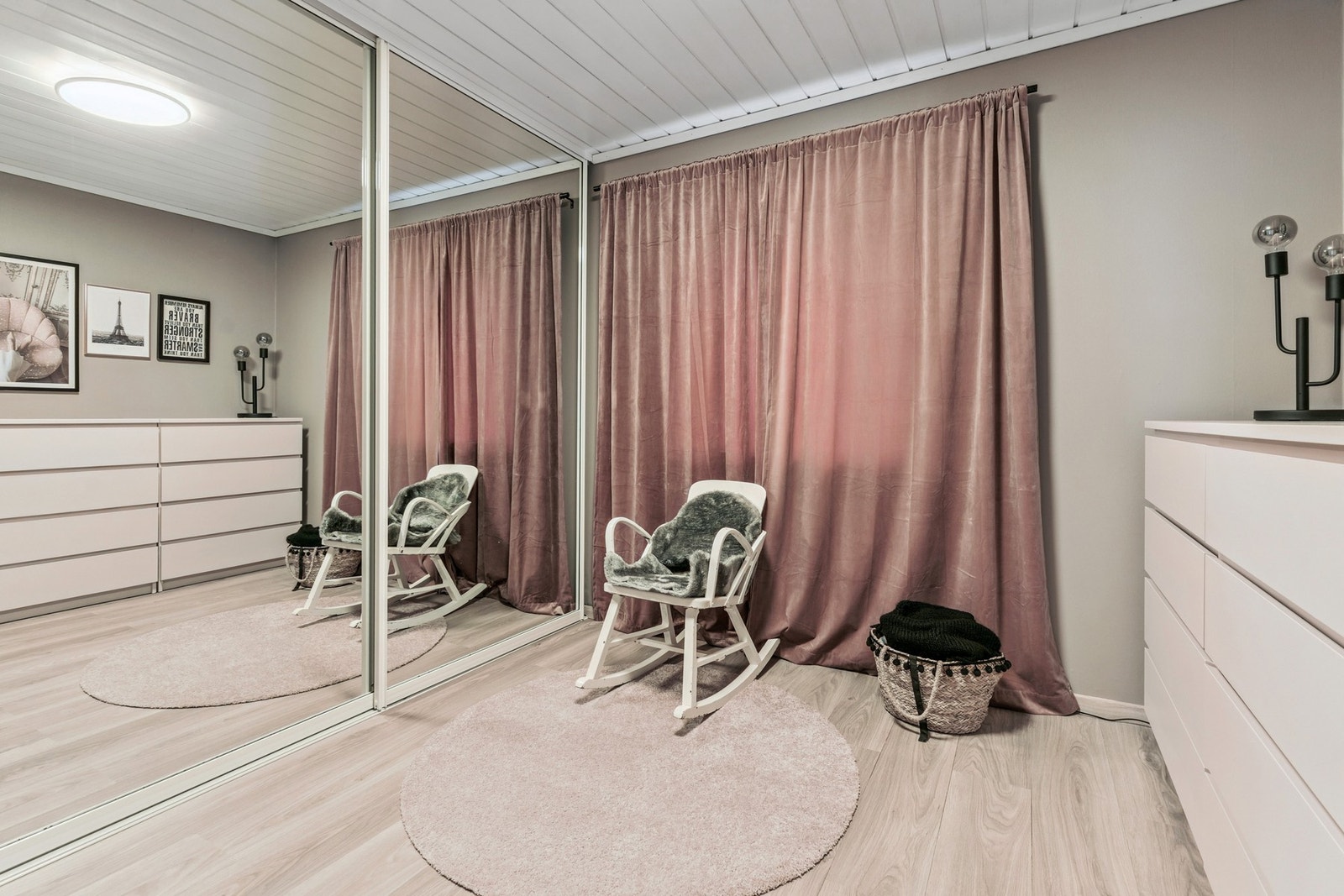 Soverom nr. 2 i hovedetasjen. I dag brukt som walk-in closet. Galleribilde