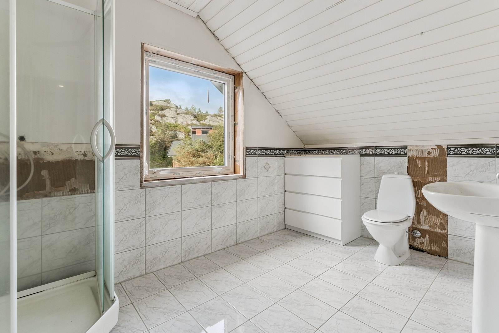 Bad på loft som står foran renovering. Galleribilde