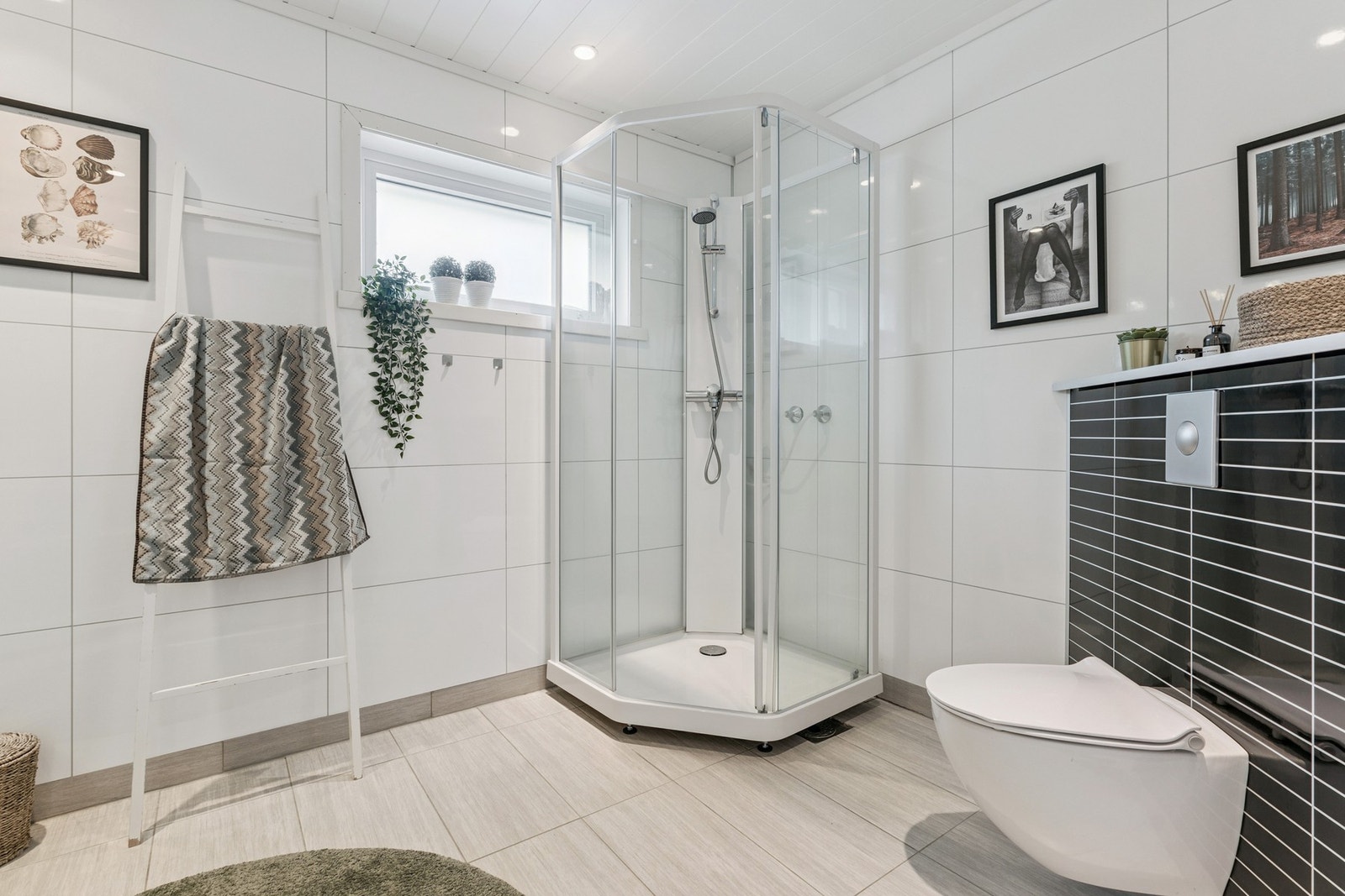 Badet har baderomsinnredning, vegghengt toalettog dusjkabinett. Galleribilde