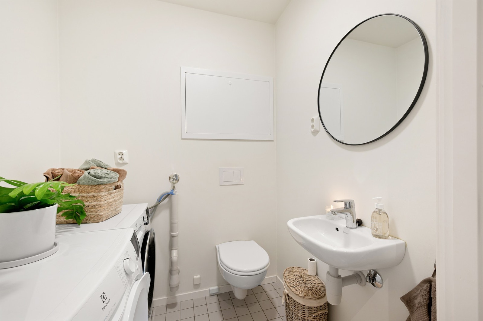 I 1. etasje er det også etablert en nett og praktisk toalettrom med opplegg for vaskemaskin. Galleribilde