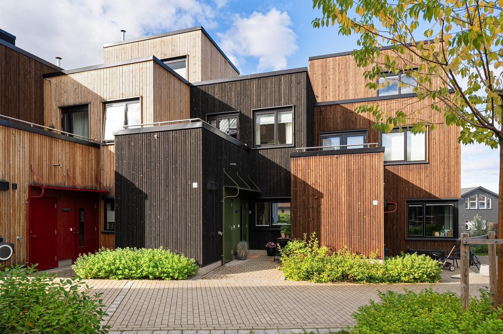 EiendomsMegler 1 v/Marius Aune Olsen har gleden av å presentere Karen Aunes Veg 13 B - Et særdeles flott og moderne rekkehus i lekker utførelse med god beliggenhet på beste Overvik. Galleribilde