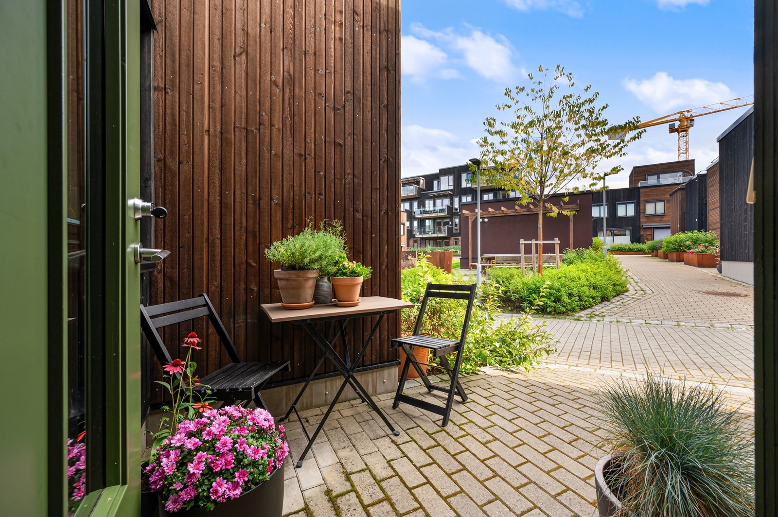 Lunt og innbydende inngangsparti ønsker deg velkommen hjem. Her kan også morgensolen nytes. Galleribilde