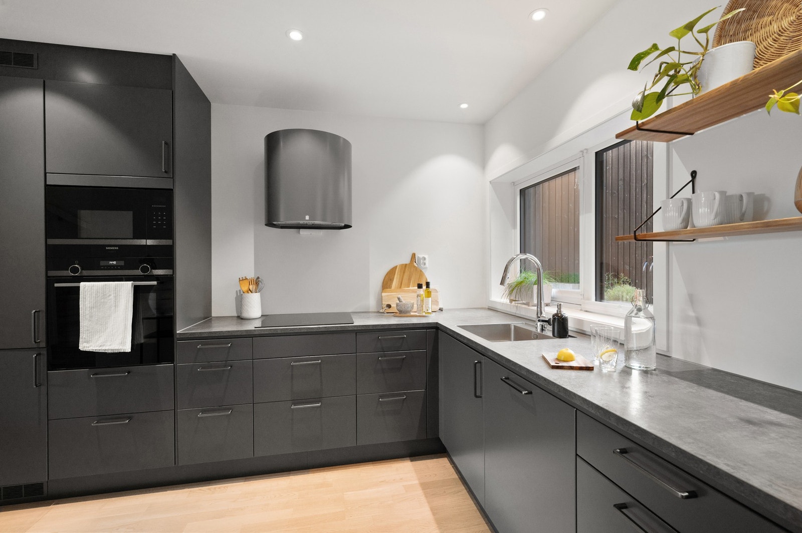 Her får du rikelig med skap- og benkeplass. Downlights i himling. Galleribilde