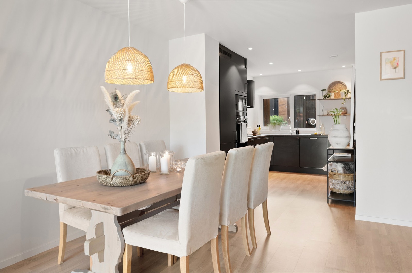 Boligen har en gjennomgående planløsning der kjøkken, spisestue og stuen bindes naturlig sammen som skaper en innbydende helhet. Galleribilde