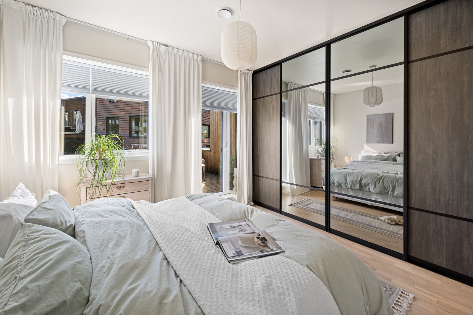 Soverommene er malt i lune fargetoner som gir en nedtonet og behagelig atmosfære. Dobbel skyvedørsgarderobe som strekker seg fra vegg til vegg. Galleribilde