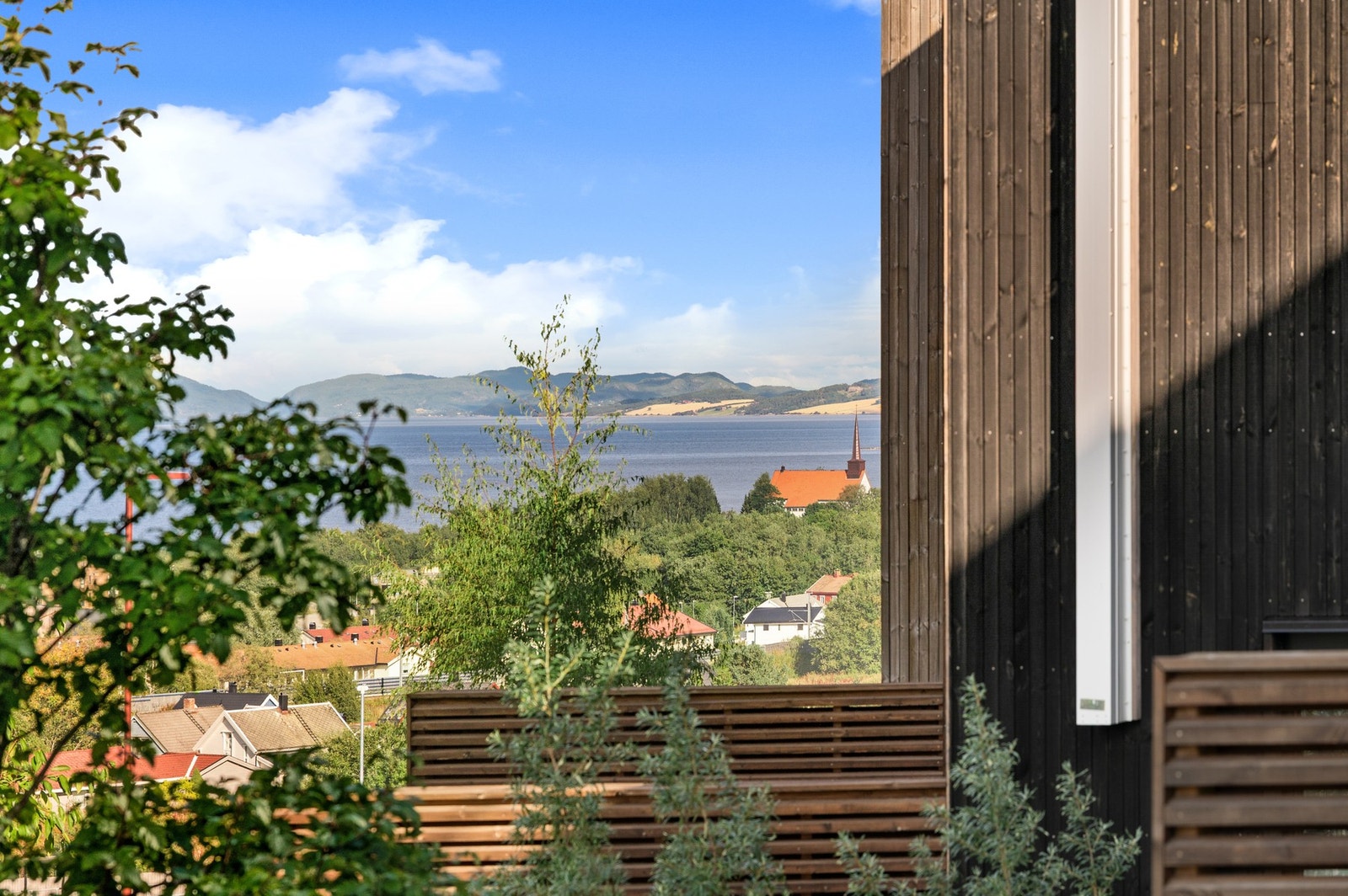 Fjordgløtt fra terrasse. Galleribilde