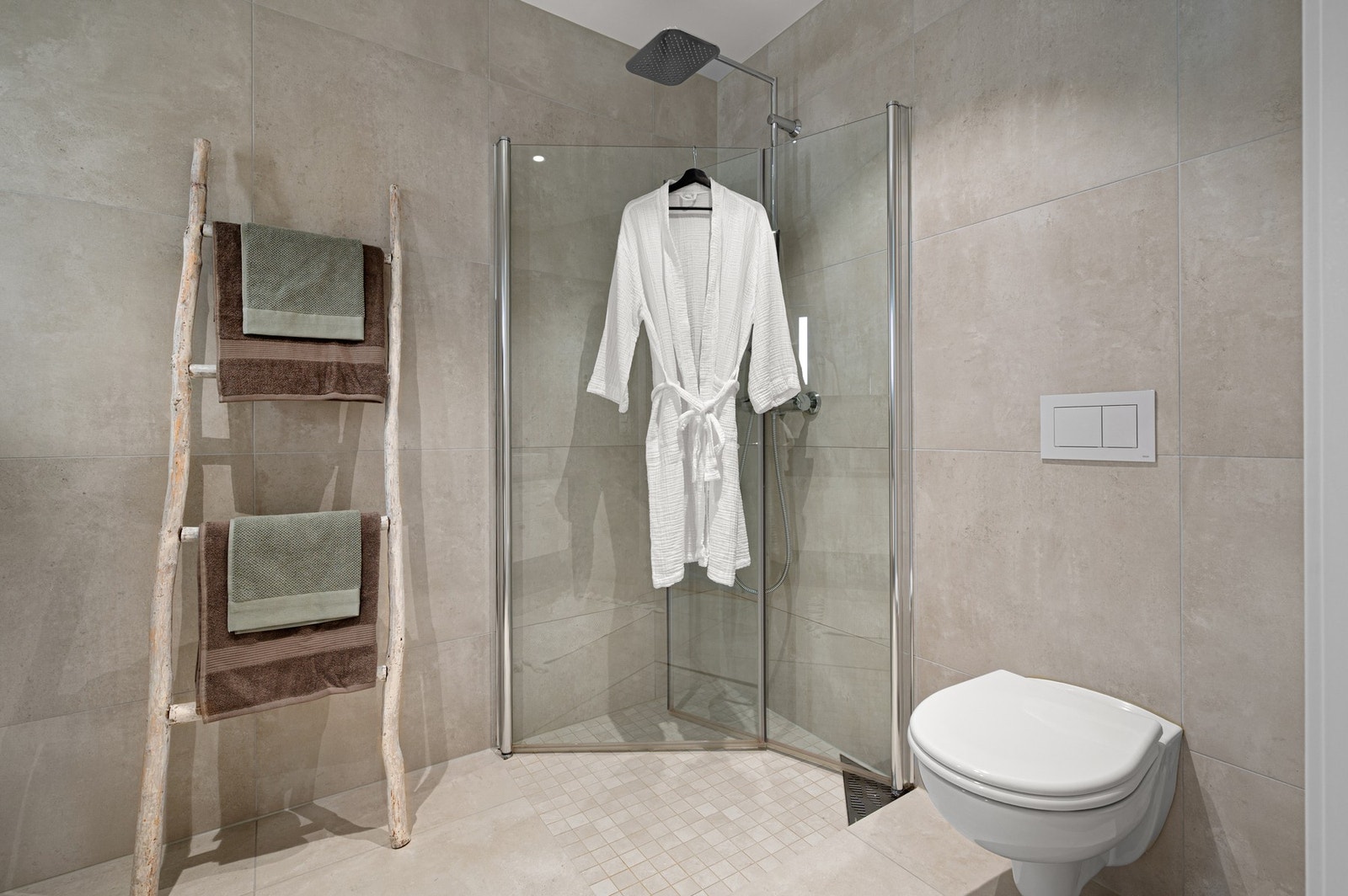 Dusjnisje med regndusj. Badet har fått tilstandsgrad 0 (TG0) på tilnærmet alle punkter. Galleribilde