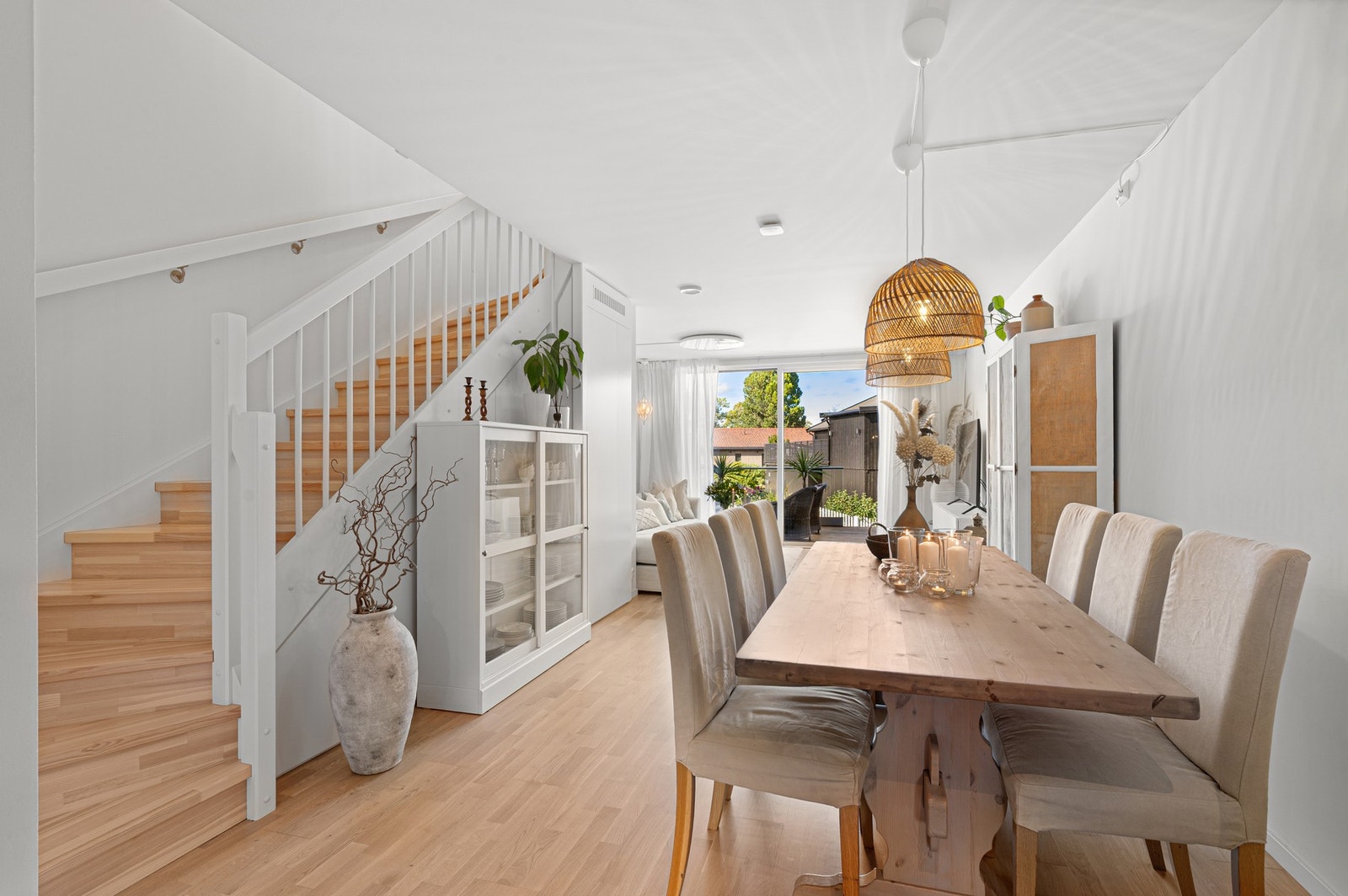 Spisegruppen finner sin naturlige plass i overgang mellom kjøkken og stue. Galleribilde