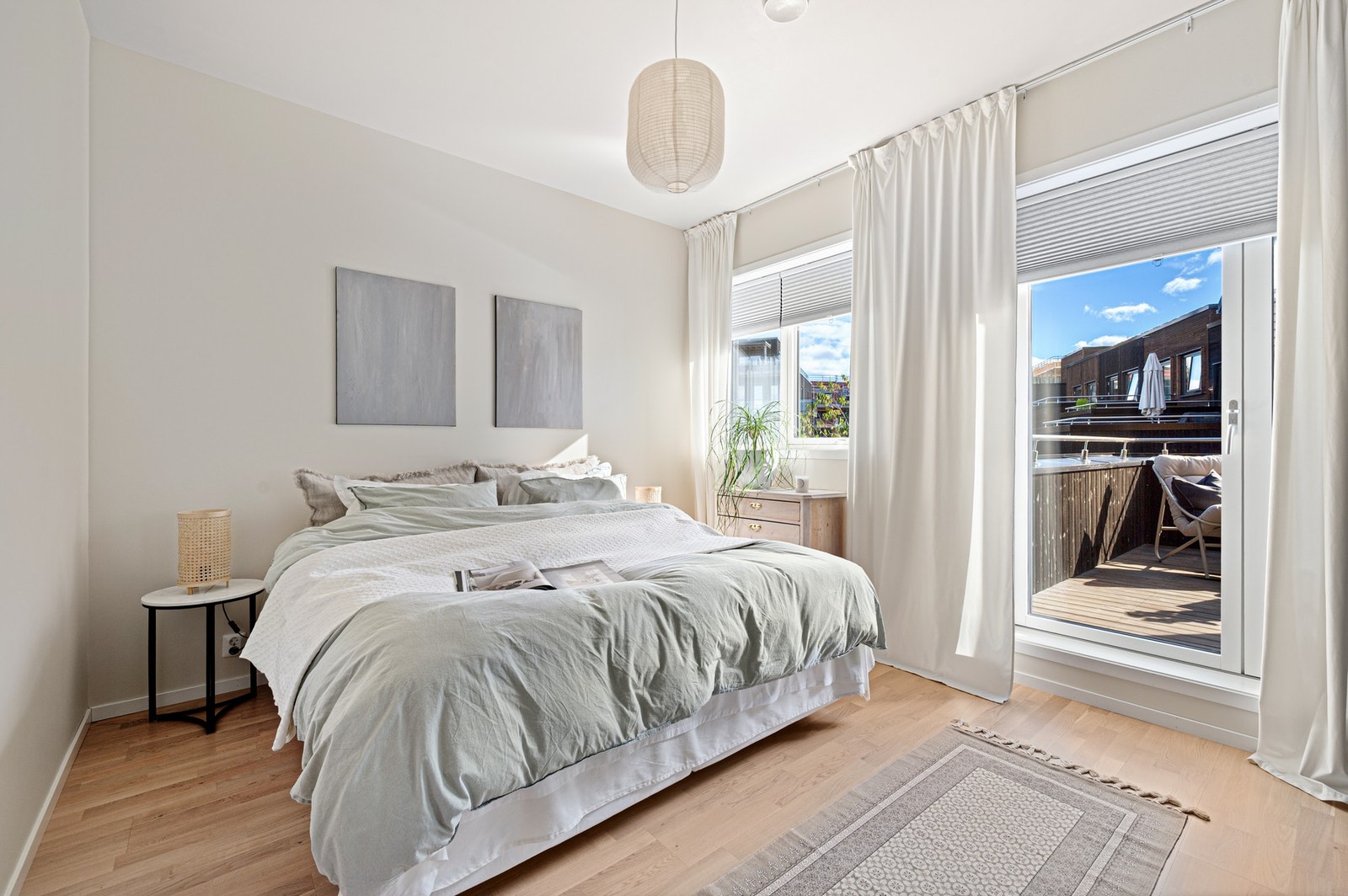 Hovedsoverommet oppleves romslig og måler hele 14,3m². God plass til dobbeltseng og ønsket soveromsmøblement. Galleribilde