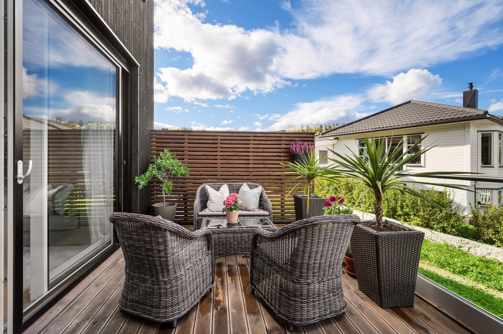 Boligen er nord-vest vendt som gir gode solforhold gjennom dagen. Galleribilde