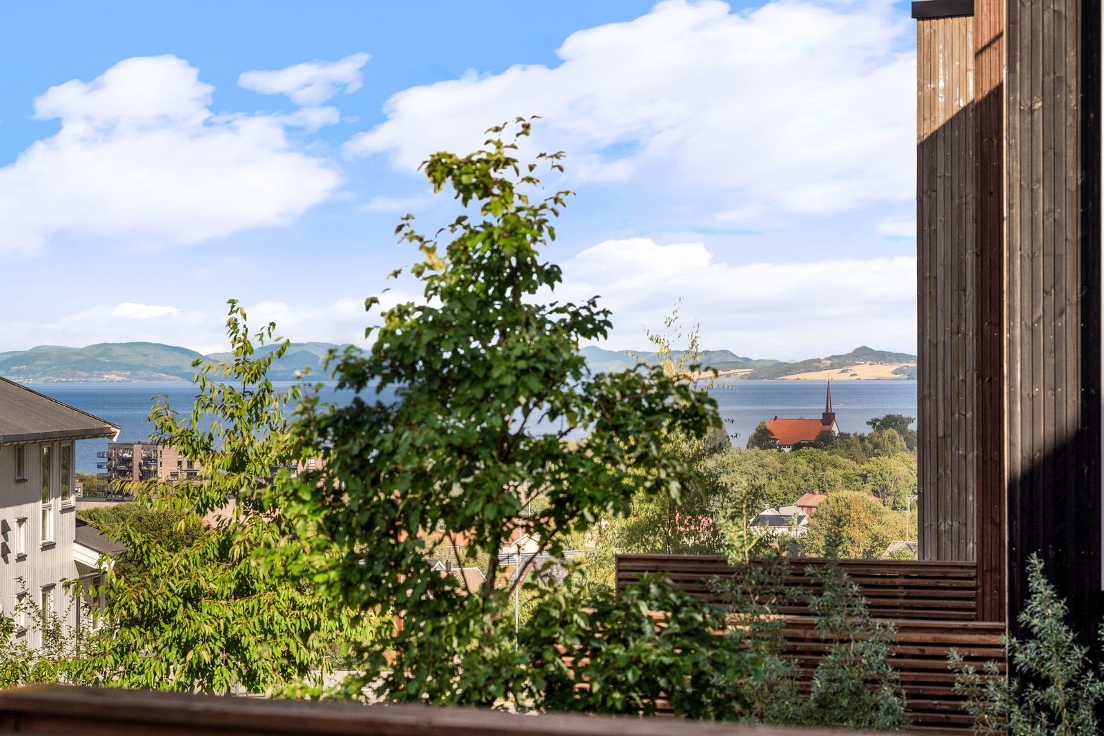 Fjordgløtt fra terrasse. Galleribilde