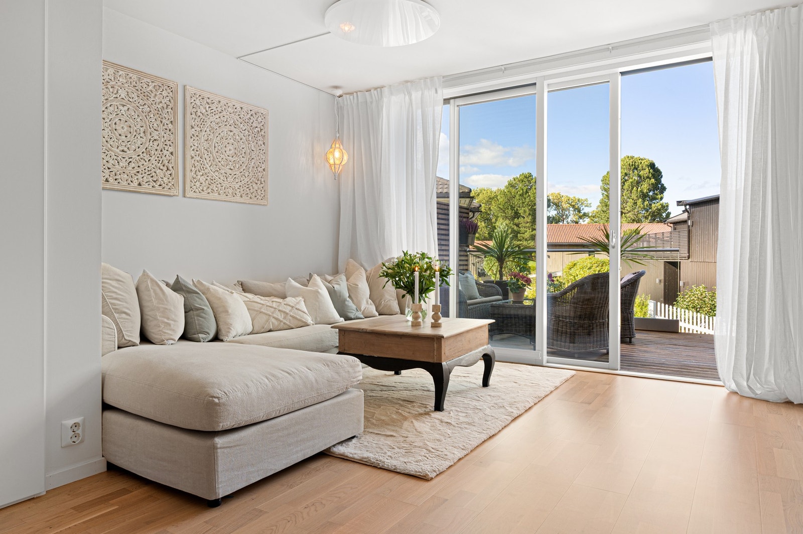 En gjenganger i boligen er store vindusflater og lyse fargetoner som sammen bidrar til en lett atmosfære. Listefri himling bidrar til et moderne uttrykk. Galleribilde