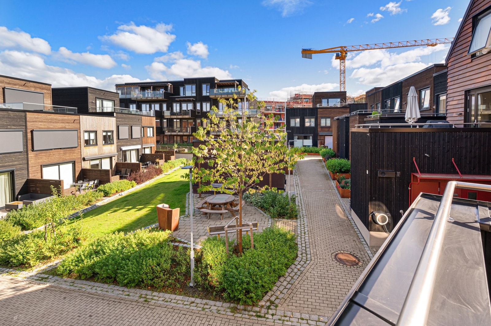 Utsikt mot frodige grøntarealer. Overvik er et bilfritt bomiljø - Med andre ord kan barna ferdes fritt frem og tilbake uten bekymringer. Galleribilde