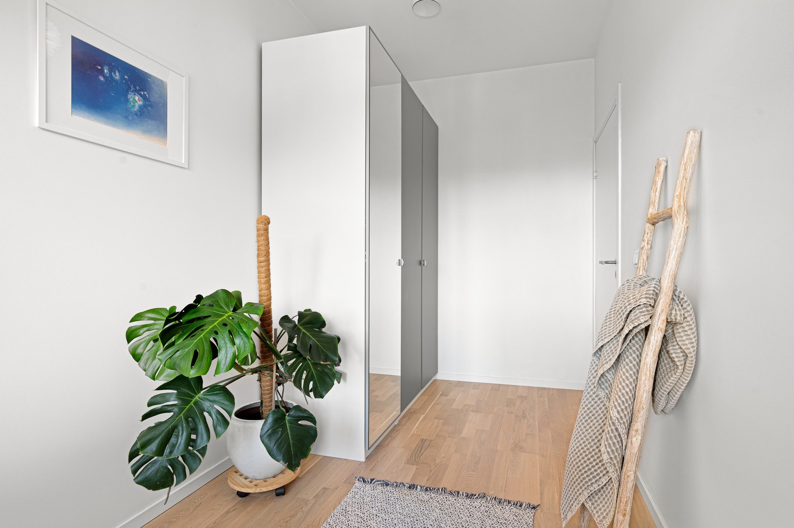 God plass til seng og garderobeløsning. Galleribilde