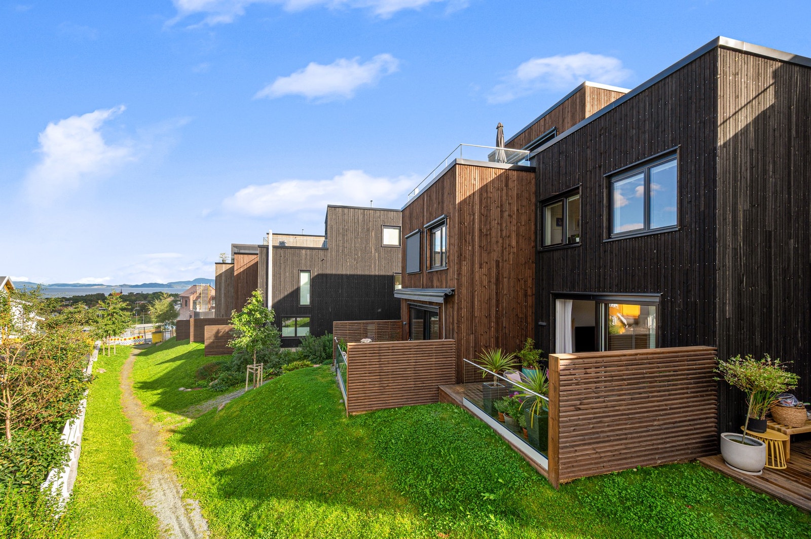 Boligtunet må sies å være spesielt barnevennlig, og her finnes det barn i alle aldre. Galleribilde