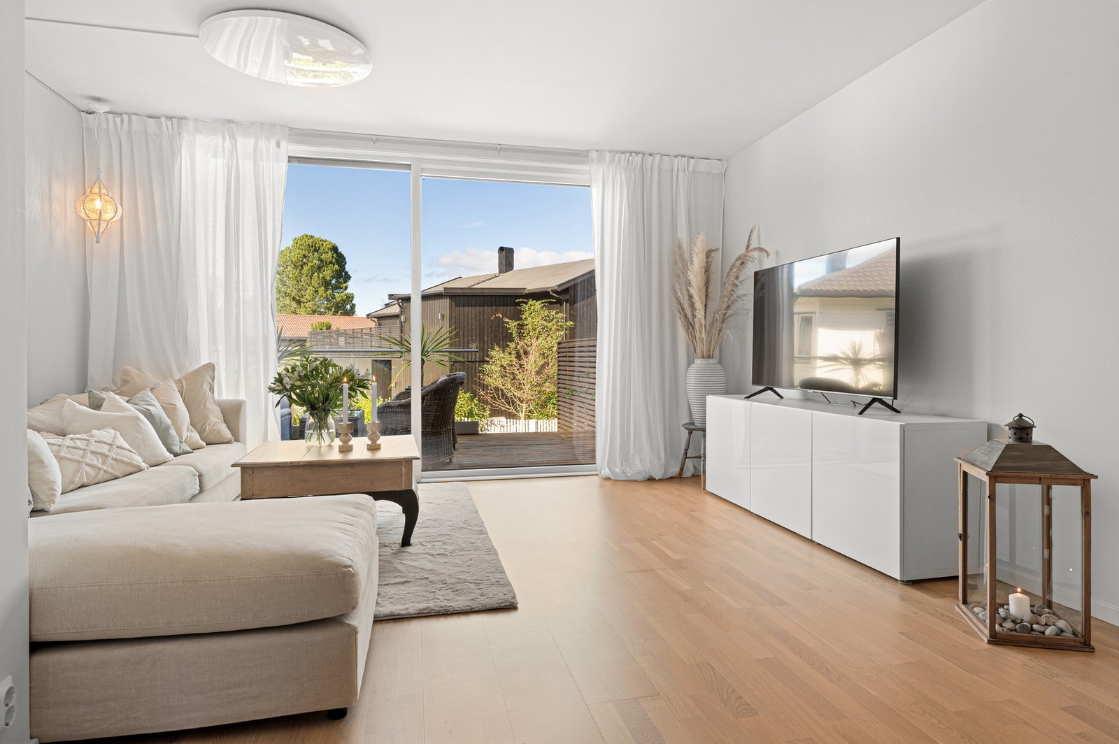 Utgang til terrasse via skyvedører. Galleribilde