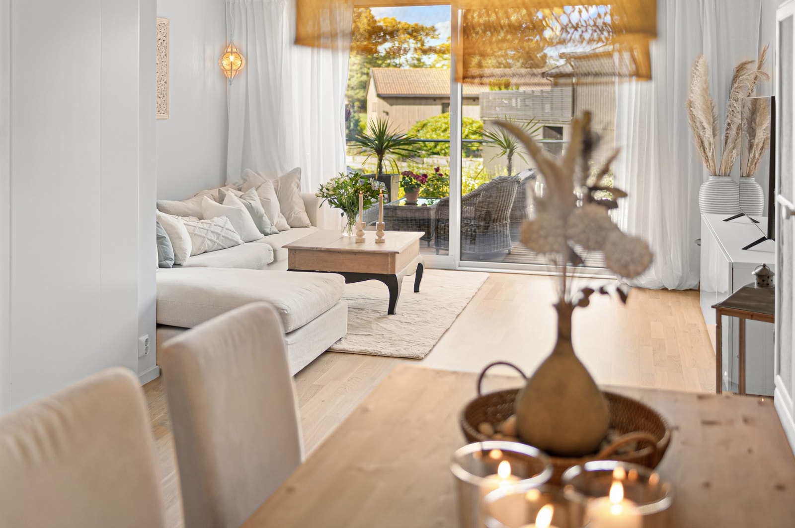 Boligen varmes opp via varmepumpe og har balansert ventilasjon som gir et godt og sunt inneklima sommer som vinter. Galleribilde