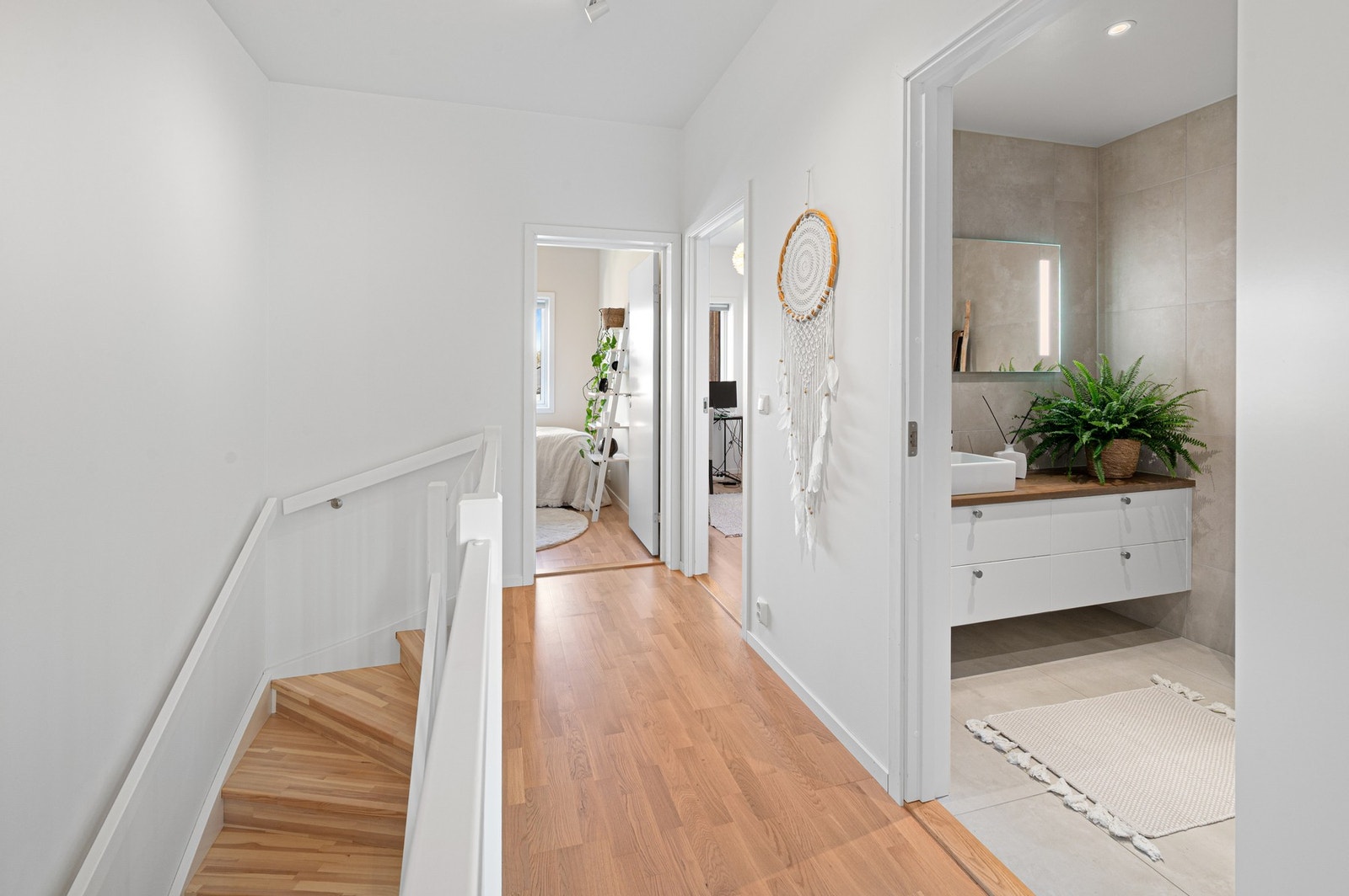 I 2. etasje finner du tre soverom og hovedbadet som er på ca. 4,5m². Galleribilde