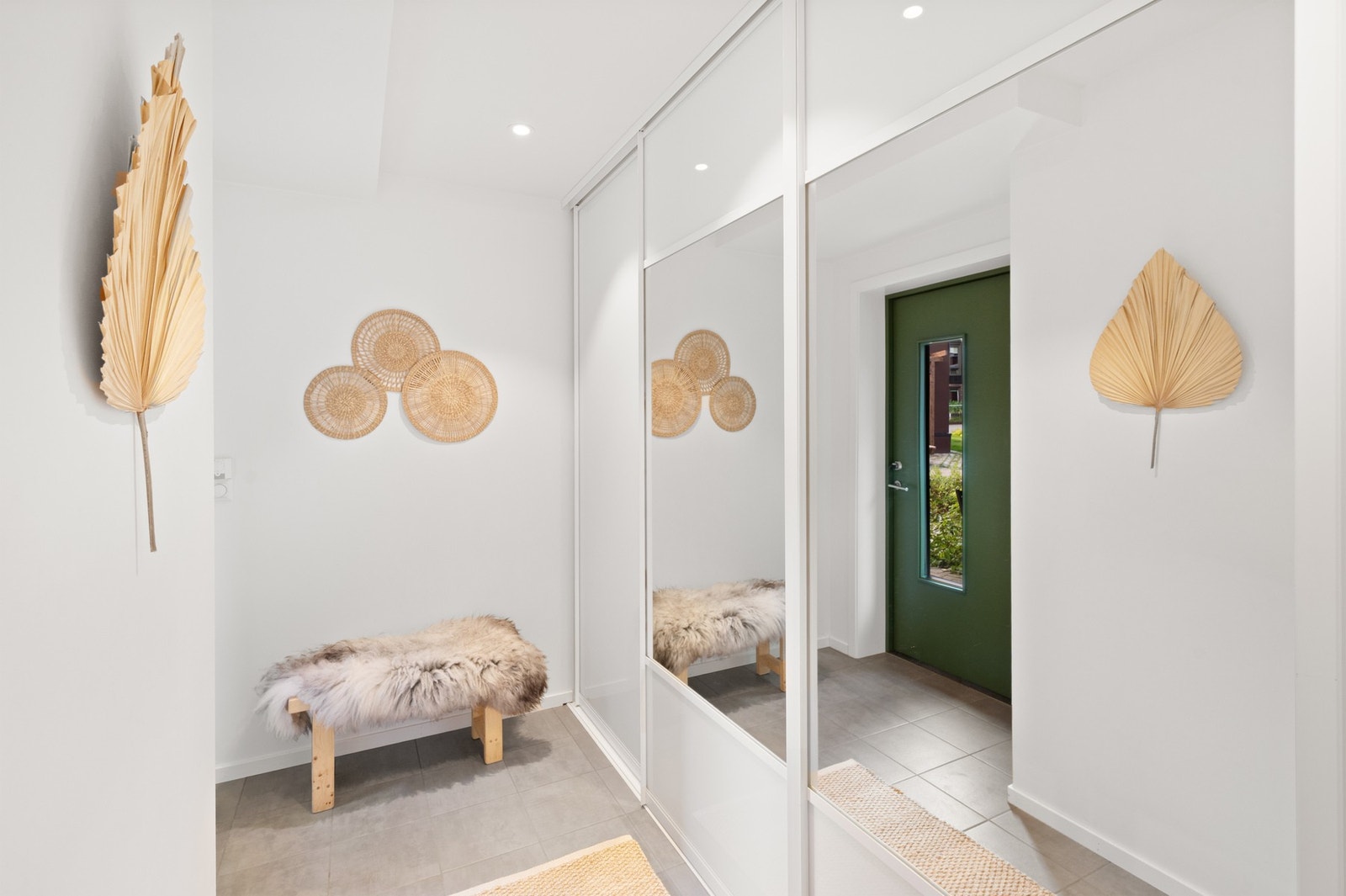 Velkommen inn til en lys og pent flislagt entré med varmekabler i gulv. Galleribilde